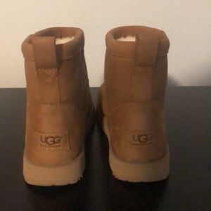 Waterproof chesnut uggs